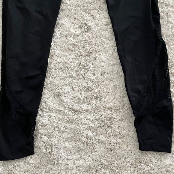 Beyond Yoga women Black Leggings with sexy open leg design.  Size XS. - Picture 8 of 9
